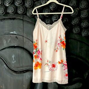 Lulu’s satin flowy mini dress with underskirt size M new with tag